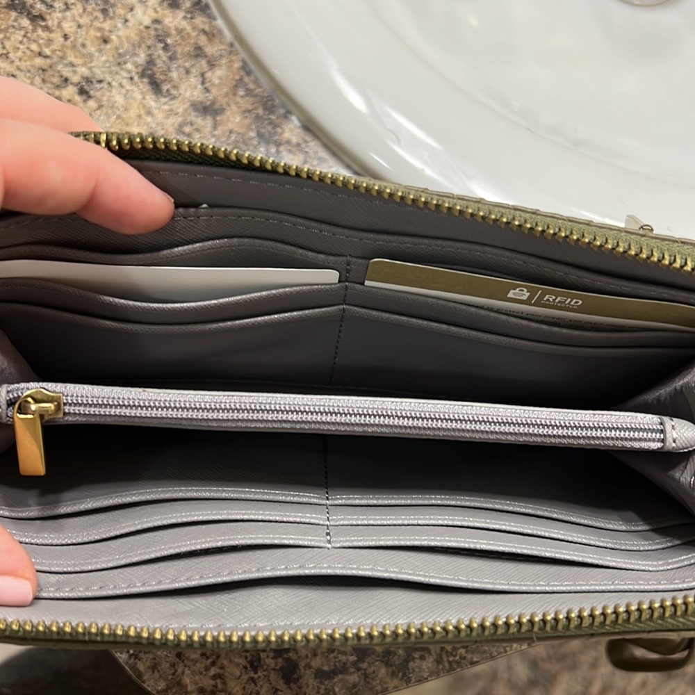 Green Fossil wristlet wallet - Picture 2 of 4